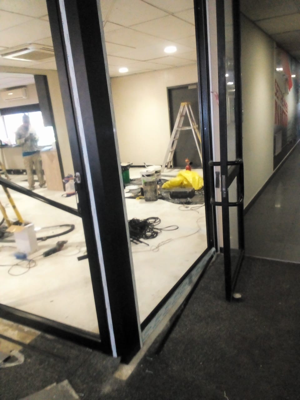 Frameless glass office partition
